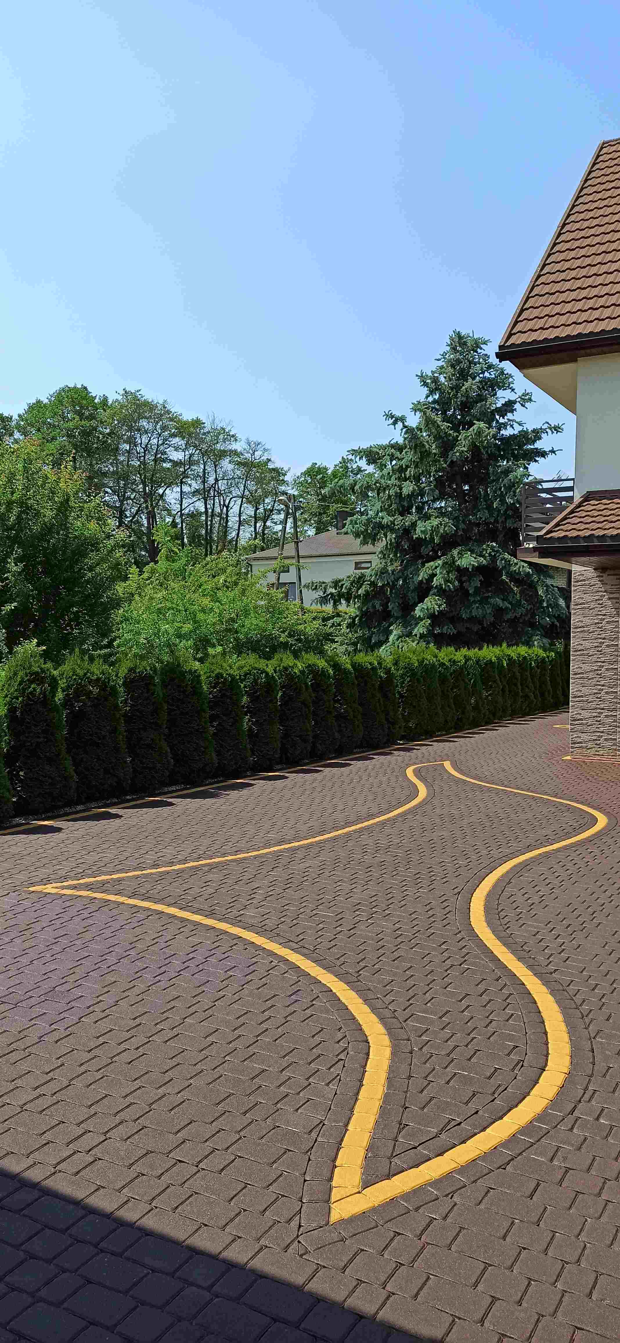 kostka-brukowa nietypowy wzór brąz z żółtym